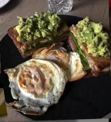 Tostadas de aguacate con huevo