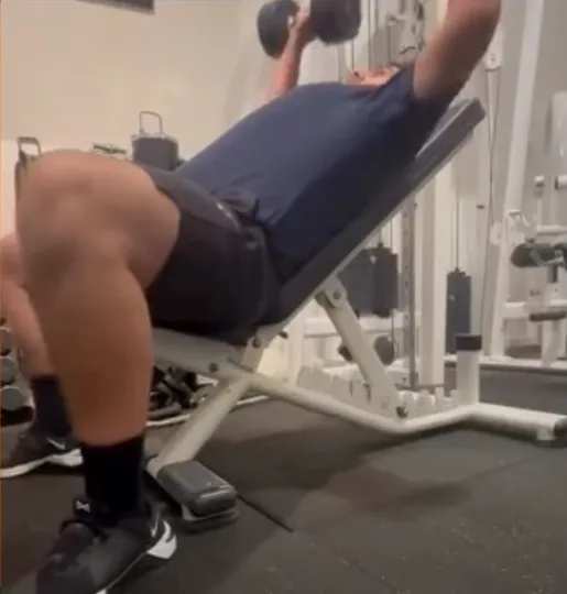 Entrenamiento de pecho en gimnasio